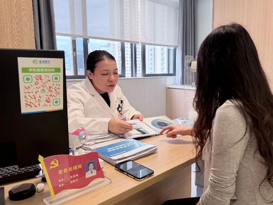 邓妮妮副院长与患者充分沟通